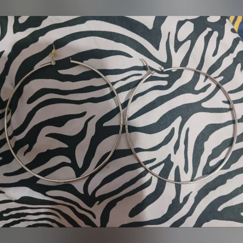 Stainless Steel Women big medium silver hoop earrings - Picture 5 of 7